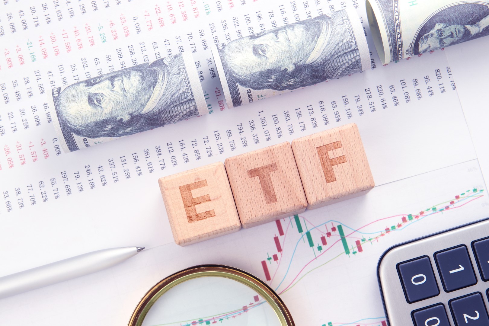 抄底资金又来了！单日资金净流入超33亿元 沪深300ETF成“吸金”主力