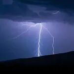 日韩股市集体下挫，韩国综合指数跌超4%，日经225指数跌超2%