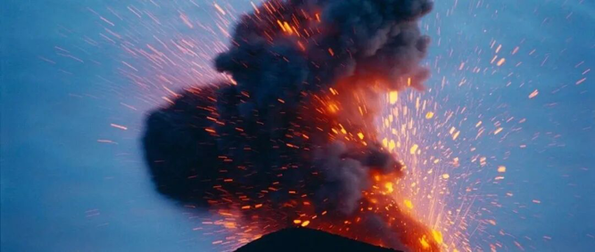 上午三大指数集体回调，锂矿、福建自贸区等板块走强，多只个股连收涨停板；贵金属、创新药板块下挫