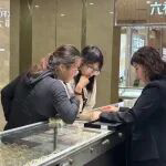 海南封关首日：30克金饰省近万元，居民排长队买榴莲