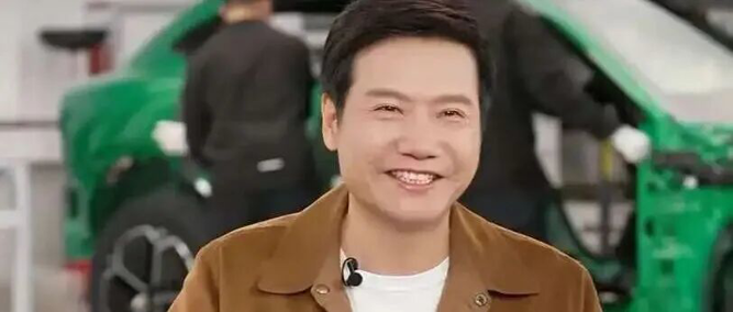 雷军直播现场拆小米YU7，YU7拆至白车身，雷军直播回应“7000法务”“不让农民卖小米”“绿化带战神”，冲上热搜