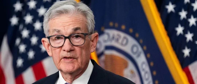 美联储维持利率不变，鲍威尔称货币政策没有预设路径，国际贵金属狂飙！刚刚，黄金逼近5600美元后直线跳水