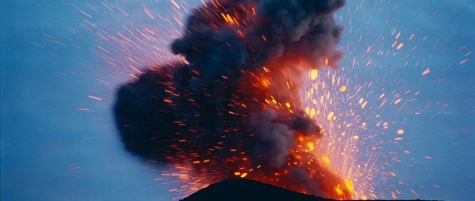 美股三大指数集体收跌，中概股逆市上涨；国际油价暴涨，WTI原油飙涨12%