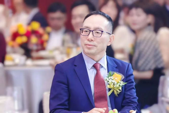 崔洪军照片.png