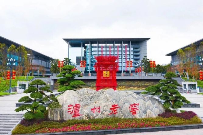 以智能科技赋能传统技艺 泸州老窖迈向智能化酿造之路|泸州老窖|酿酒|固态_新浪新闻