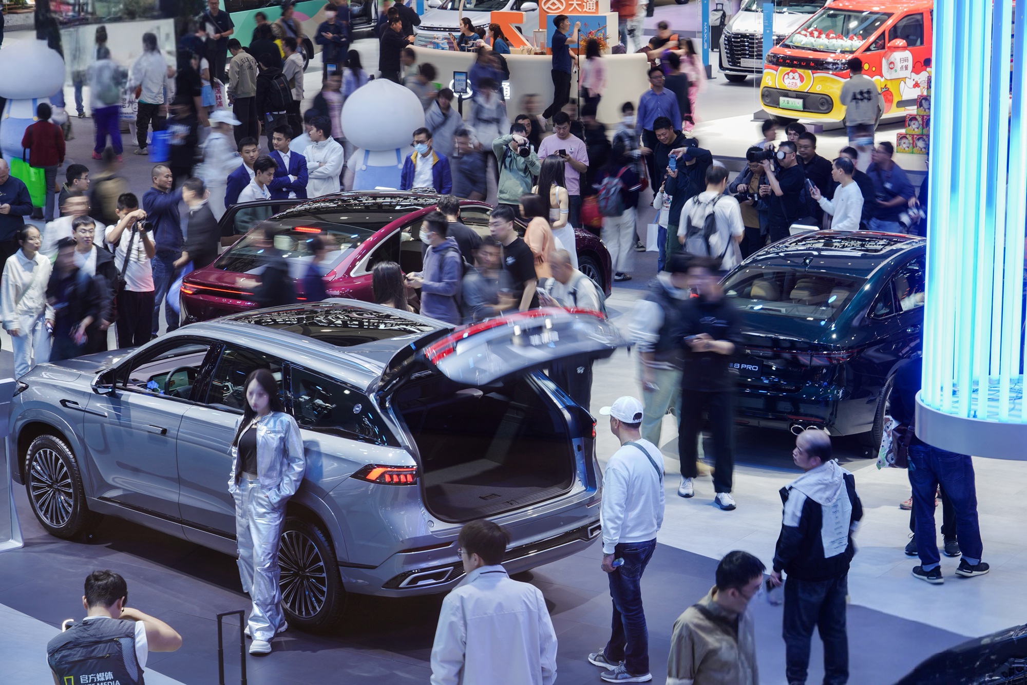 图为用户参观奇瑞展台展品2.jpg 图为用户参观奇瑞展台展品2.jpg