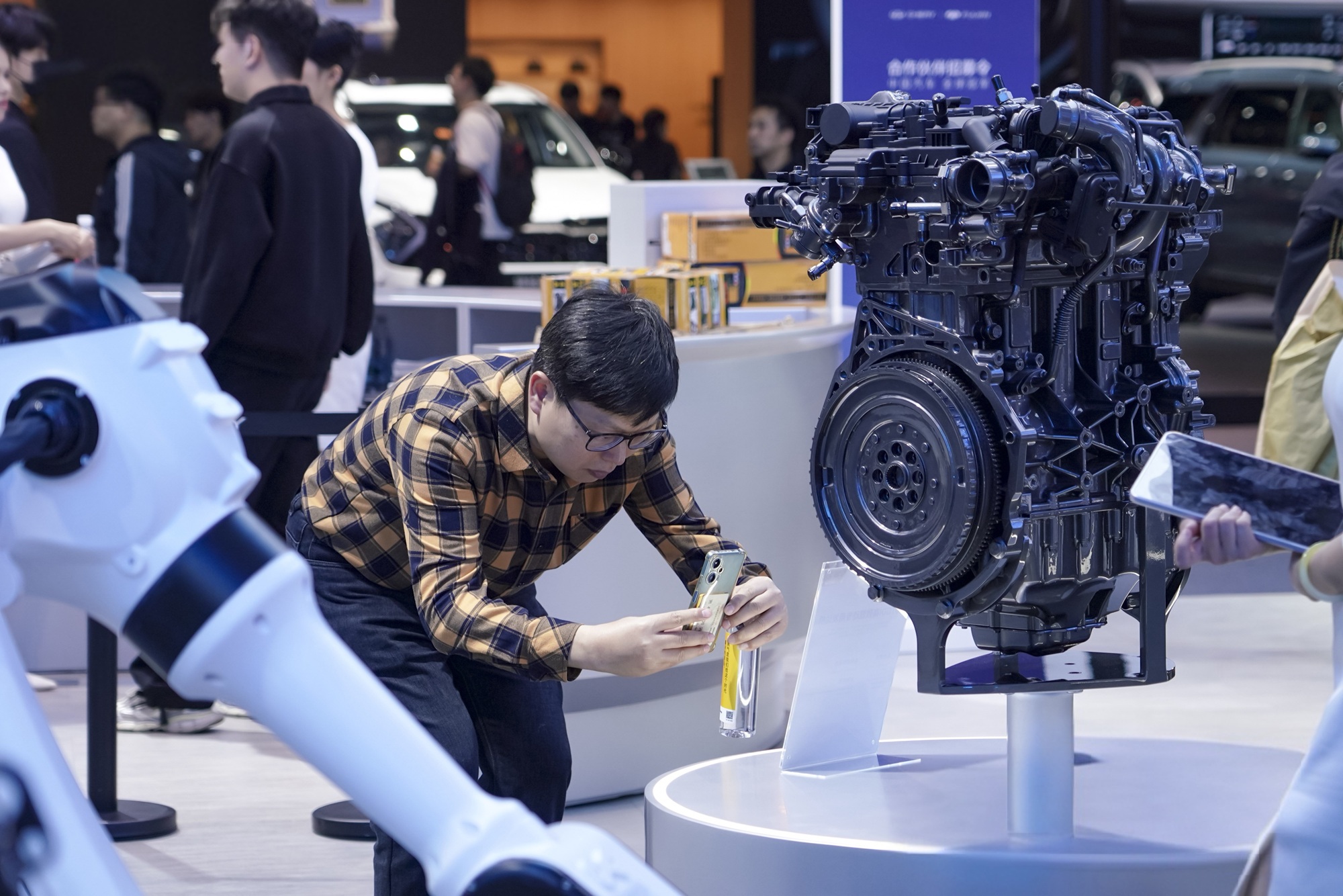 图为用户参观奇瑞展台展品1.jpg 图为用户参观奇瑞展台展品1.jpg