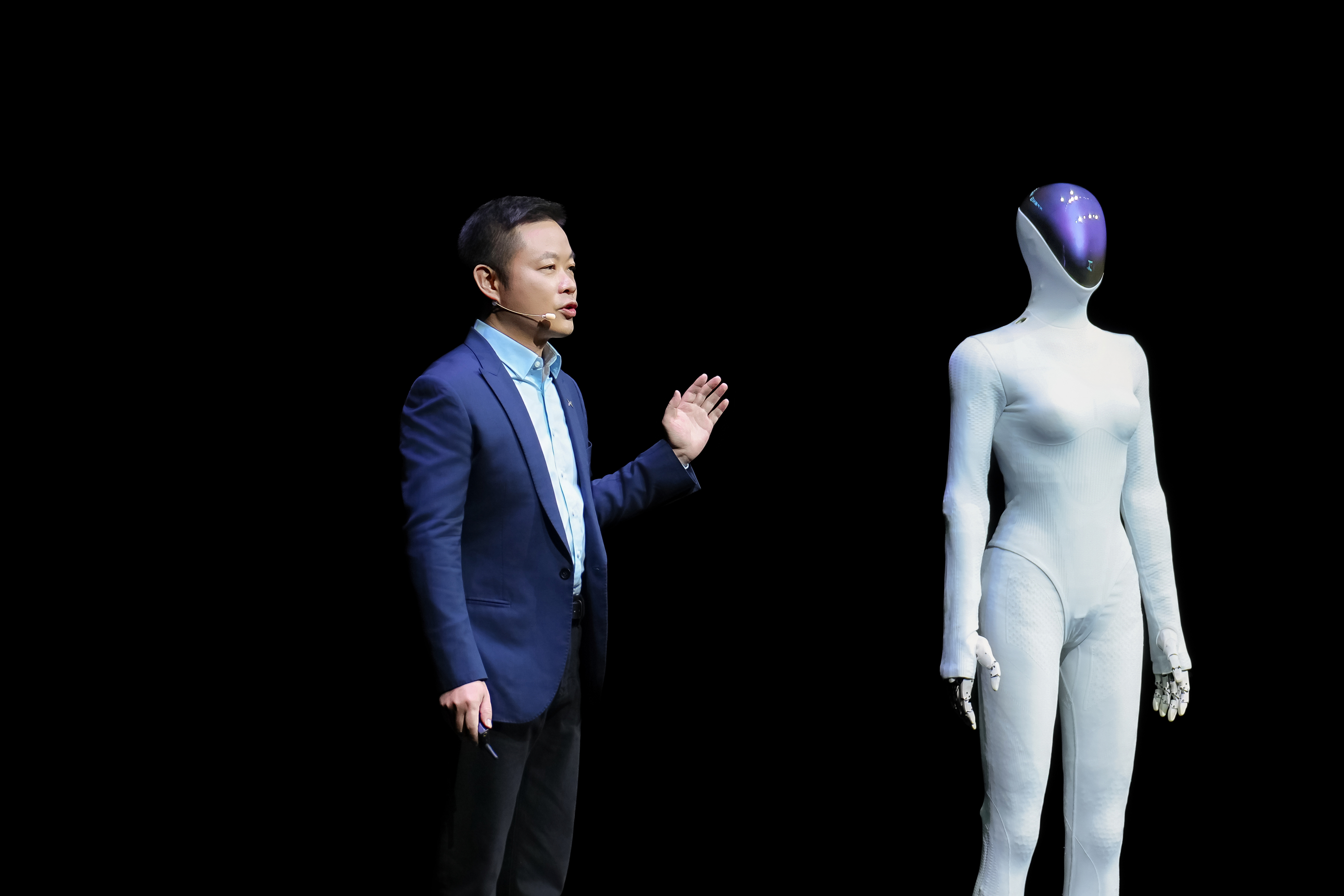 《小鹏汽车 2025 财报：单季盈利验证商业闭环，物理 AI 开启技术新周期》