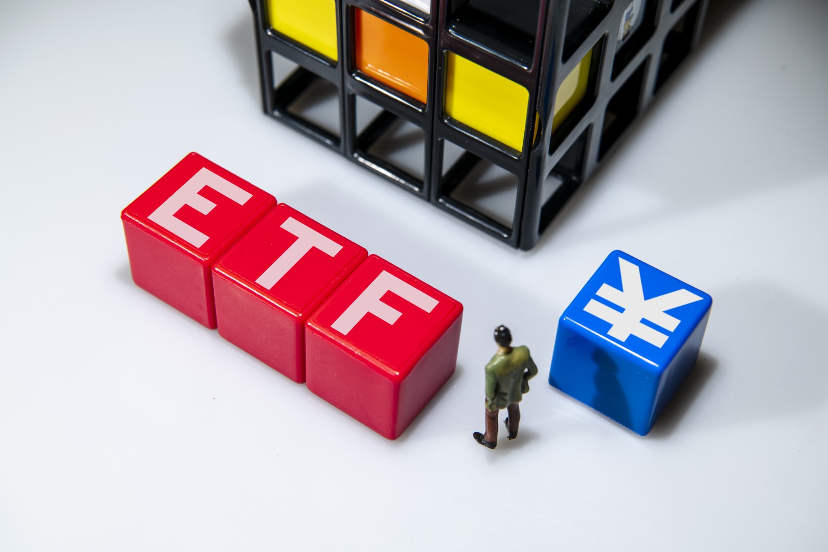 股票ETF资金净流出超137亿元，黄金股、半导体设备、创新药等热门主题ETF成为“吸金”主力